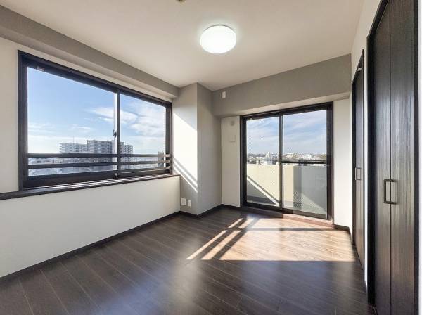 バルコニーが寄り添う二面採光のベッドルーム