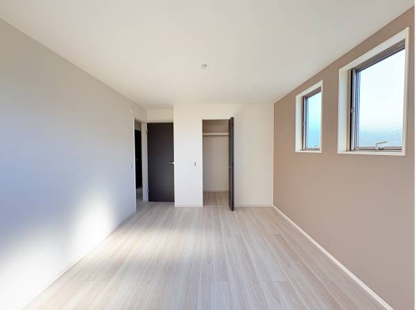 アクセントクロスの主寝室７．２帖