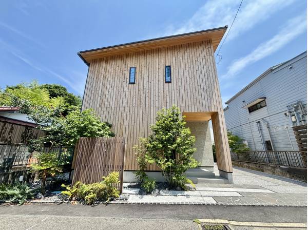鎌倉の美しい景観に溶け込む素敵なファサード