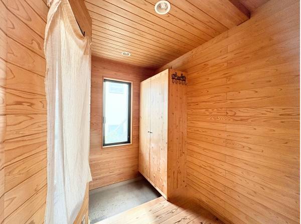 一歩入ると木の香りが広がる板張り壁の味わい深い玄関ホール！