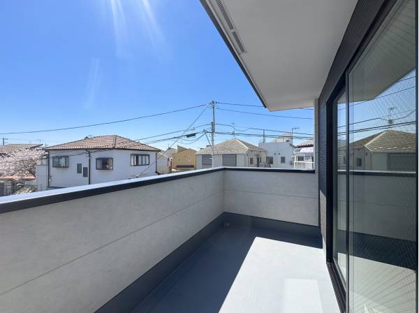 バルコニーには気持ちの良い陽射しが広がります