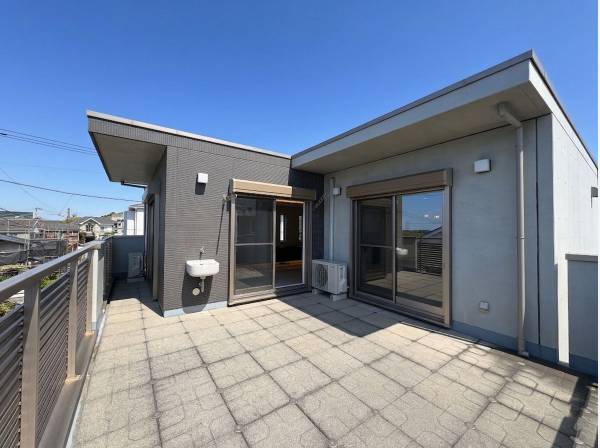 リビングの先には大きなルーフバルコニー