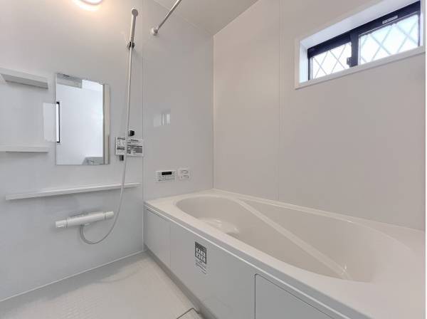 オールホワイトの清潔感あふれるバスルーム