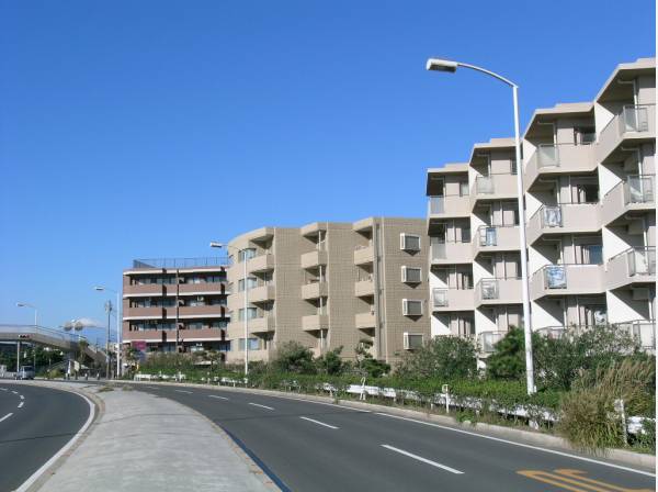 海沿いを走る国道134号線に面したマンション