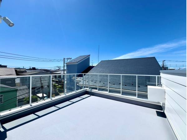 空まで近く感じる、開放のルーフトップ。