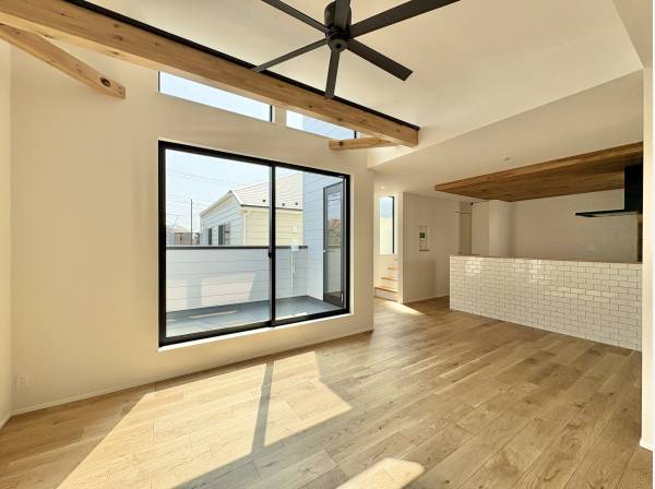 勾配天井で解放感のあるリビング
