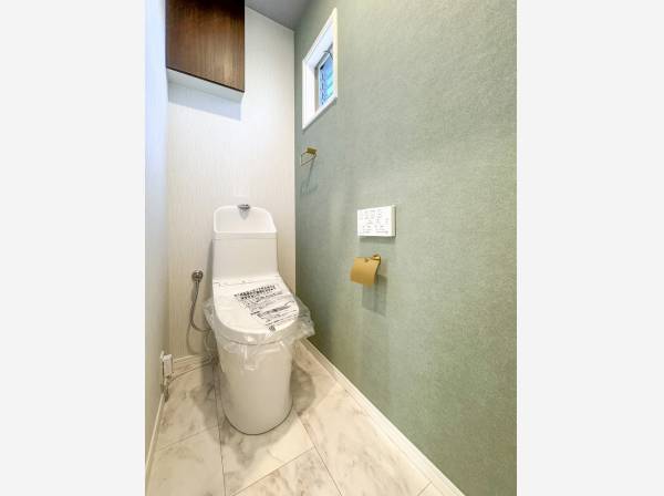 アクセントクロスが可愛らしいトイレ