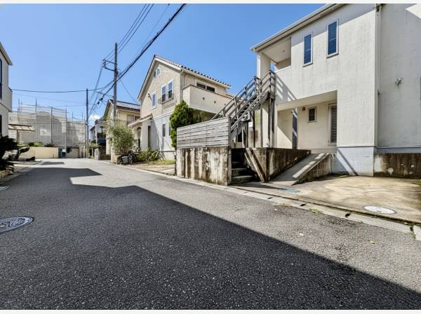 前面道路は幅員5.0mとゆったりなので駐車も楽々