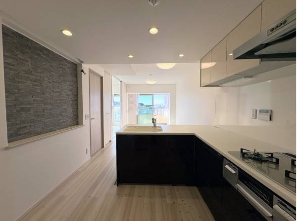 海と江の島を眺めながら料理できるキッチン