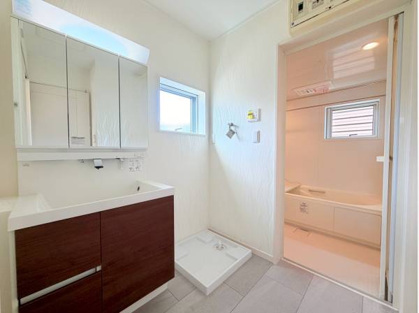 洗練されたパウダールームとバスルーム、換気に嬉しい小窓も！