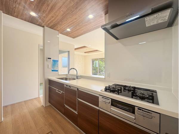 折下げ天井のカウンターキッチンは食洗器付き