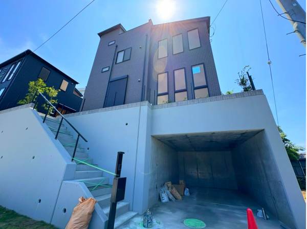 高い敷地に佇む素敵なお家で湘南ライフを満喫♪