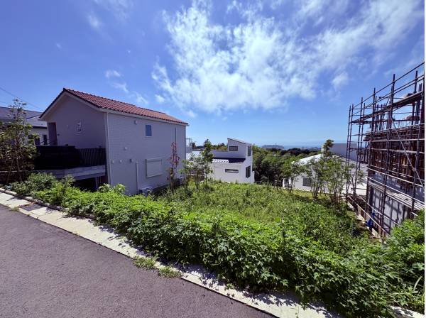 鎌倉山の高台から湘南エリアを見下ろします。
