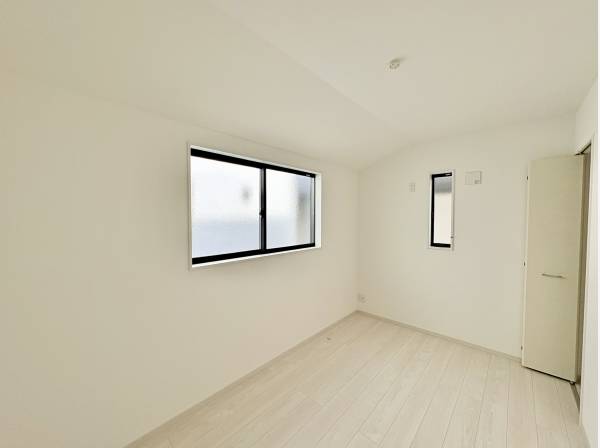 勾配天井の洋室