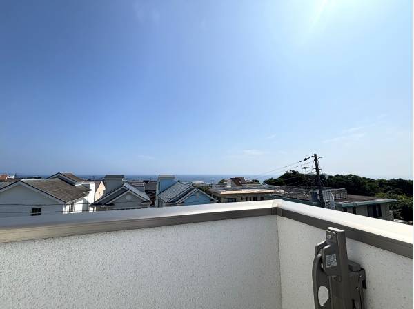 ルーフバルコニーからは海や江ノ島、富士山も望めます♪