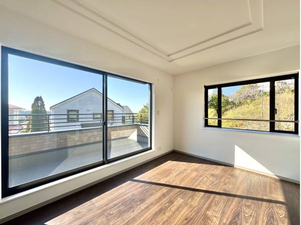 大きな窓の先はワイドバルコニー。外と内がゆるやかにつながる
開放感。