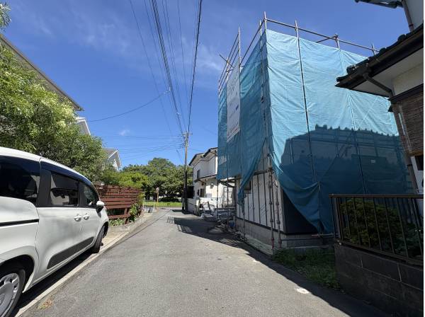 前面道路は交通量少なく、お子様も安心の環境