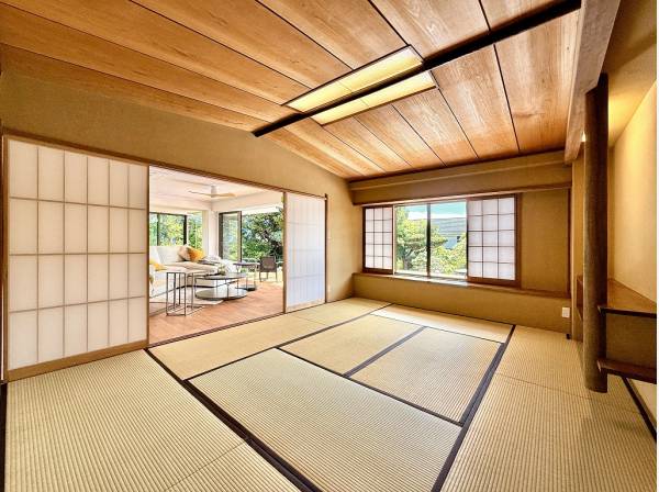 角度をつけた天井がさらなる広がりを感じさせてくれます