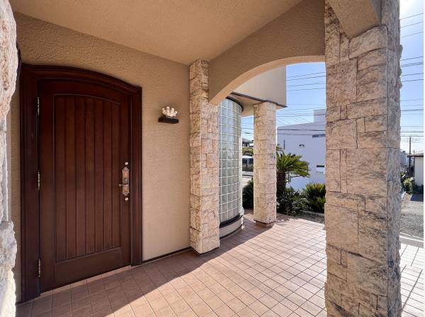 室内への期待高まる重厚な玄関ポーチ