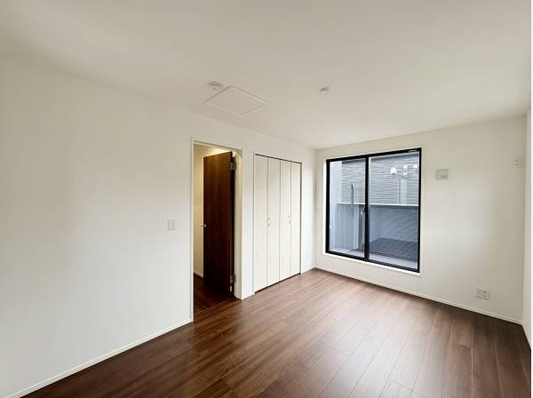 2階の洋室約6帖。バルコニーと繋がっています