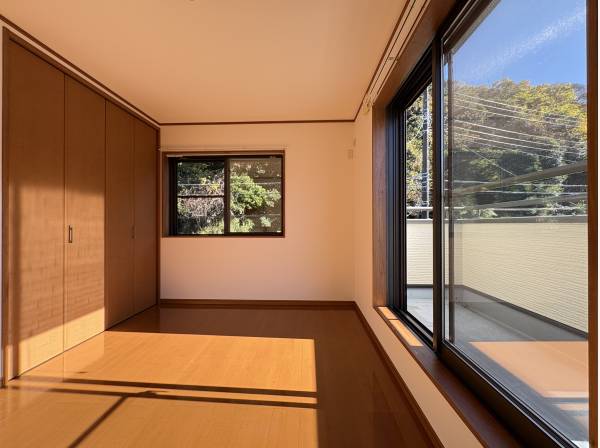 2階の洋室は日当たり良好です。