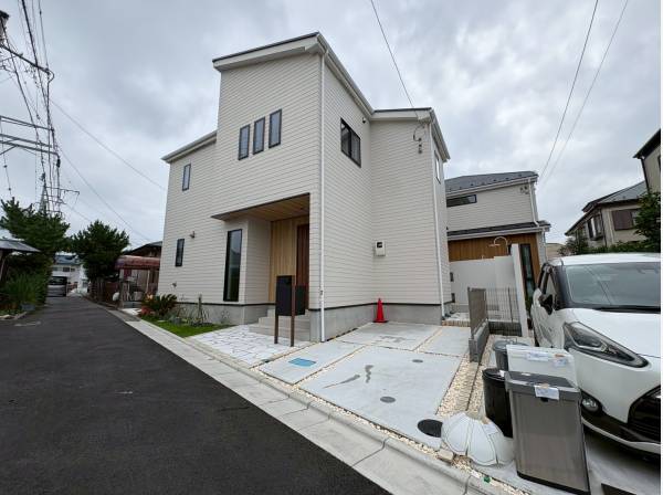 湘南の街並みに映える存在感あるファサード。