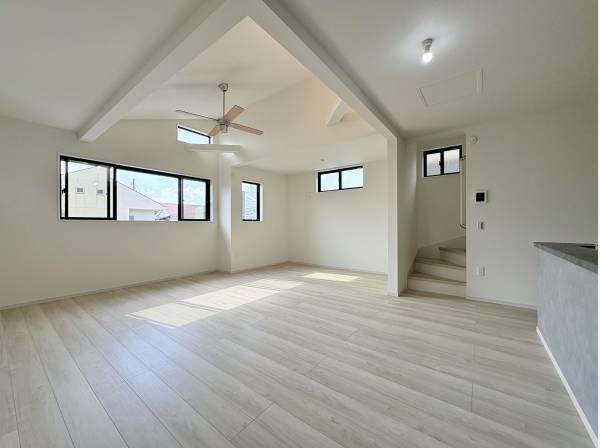 窓が多く明るいリビングです