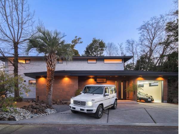 大事な愛車を守るガレージ/他にも3台駐車可能