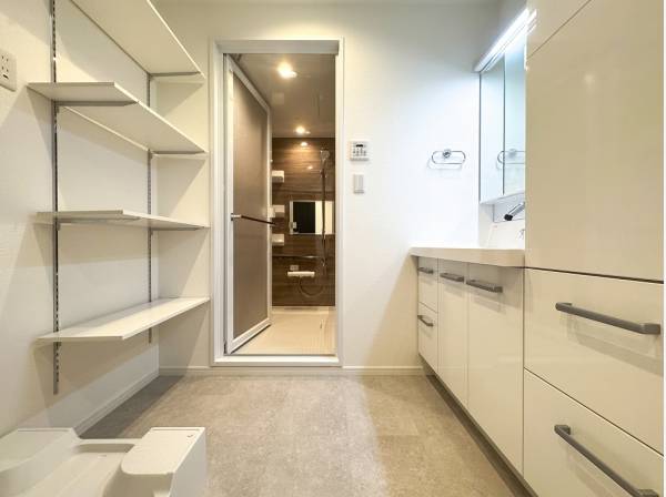 心地よい広さのあるパウダールームは収納も充実