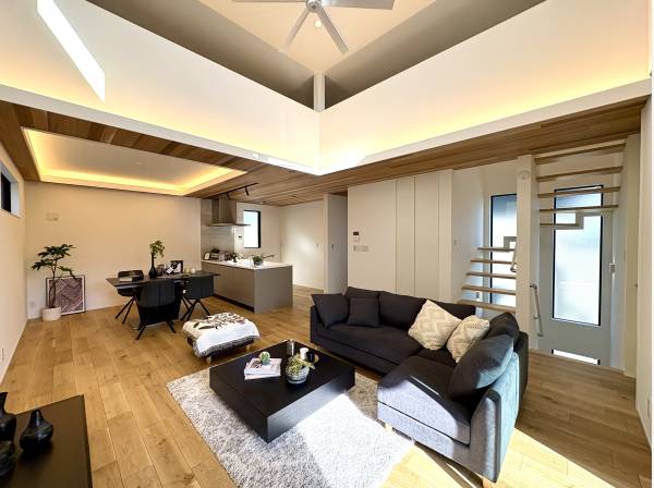 シーリングファンが優雅に回るリビング