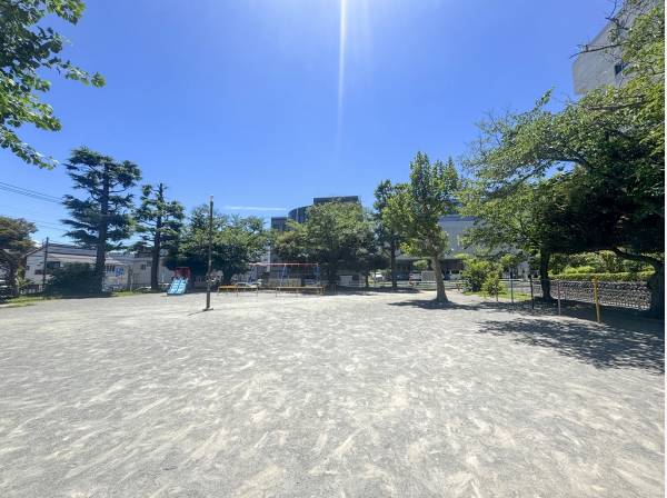 若尾山公園まで徒歩2分（約160m）