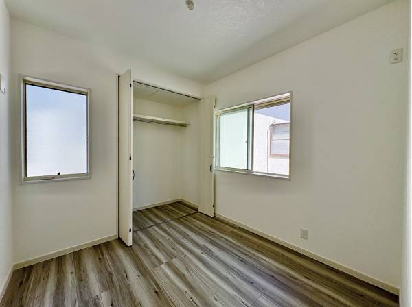 各居室には収納力のあるクローゼットを完備しております