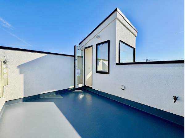 広いルーフバルコニーはご覧の通り陽当り良好です