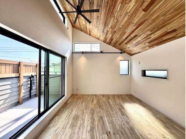天井高で開放的な室内