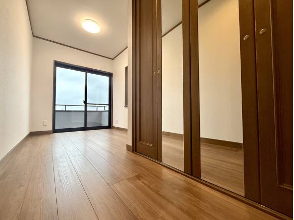 クローゼットを備えた、光あふれる居室