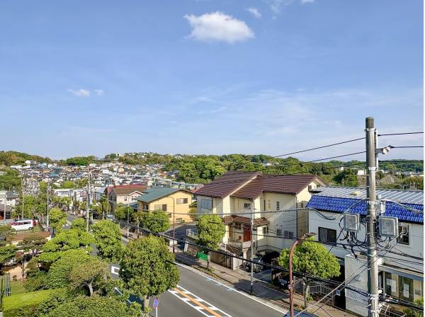 ルーフバルコニーから高台ならではの開放的な眺望を満喫