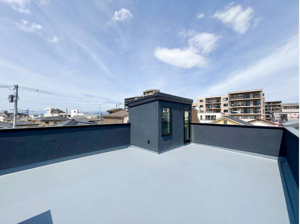 屋上には約21.8帖のルーフバルコニー！