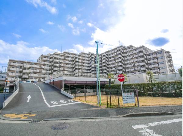 スーパーやドラッグストアが徒歩圏内に揃う便利な住環境