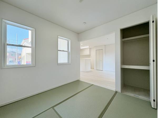 窓から光が差し込みまったりとくつろげる空間