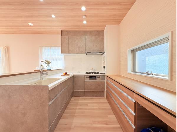 コの字型のキッチンは収納力◎