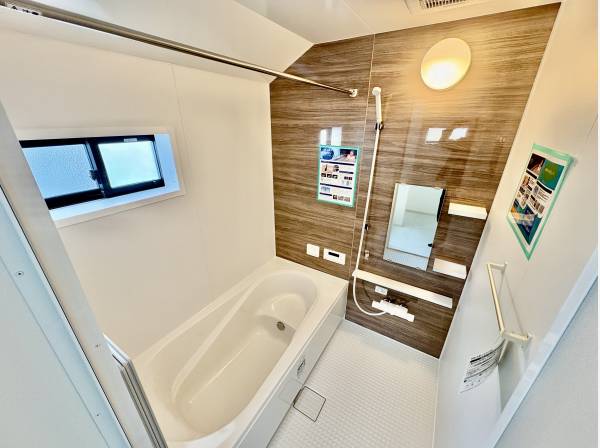 お風呂には浴室乾燥機がついております。