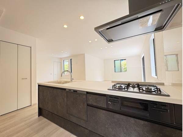 家族の顔が見える対面式キッチン