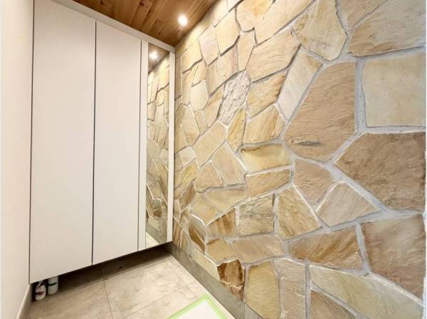玄関は石壁がとっても素敵！まるで注文住宅のようです