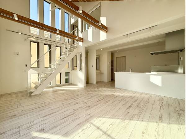 あらゆる方向から日差しが入るLDKスペース