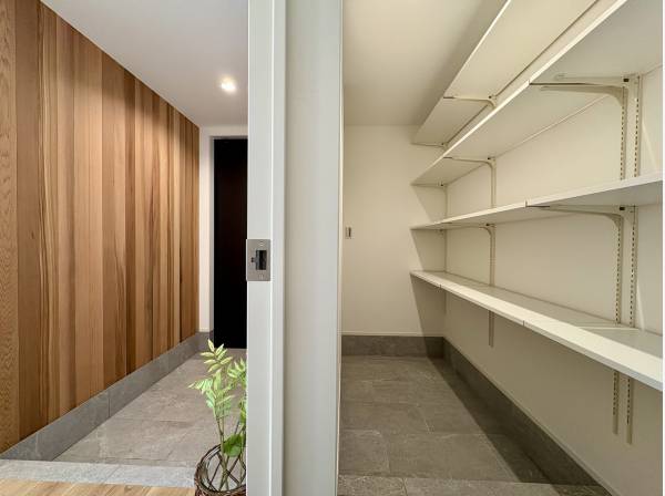 玄関横には大型のシューズインクローゼット