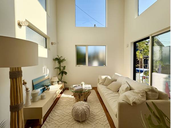 リビング上部は吹き抜けており、心地よい日差しが差し込みます