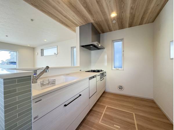 デザイン性に優れた折下げ天井のキッチンには食洗機を完備