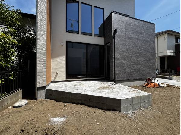 南向きのテラスとお庭スペース