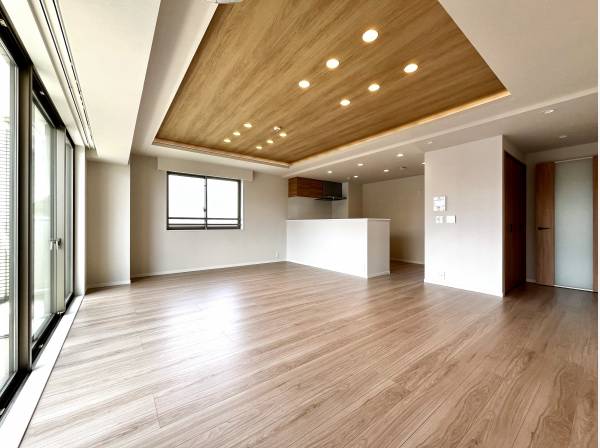 21.5帖のリビング、角部屋なので窓が多く開放的