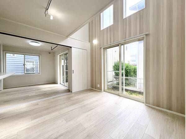 吹き抜けリビングは陽当たり良好です。